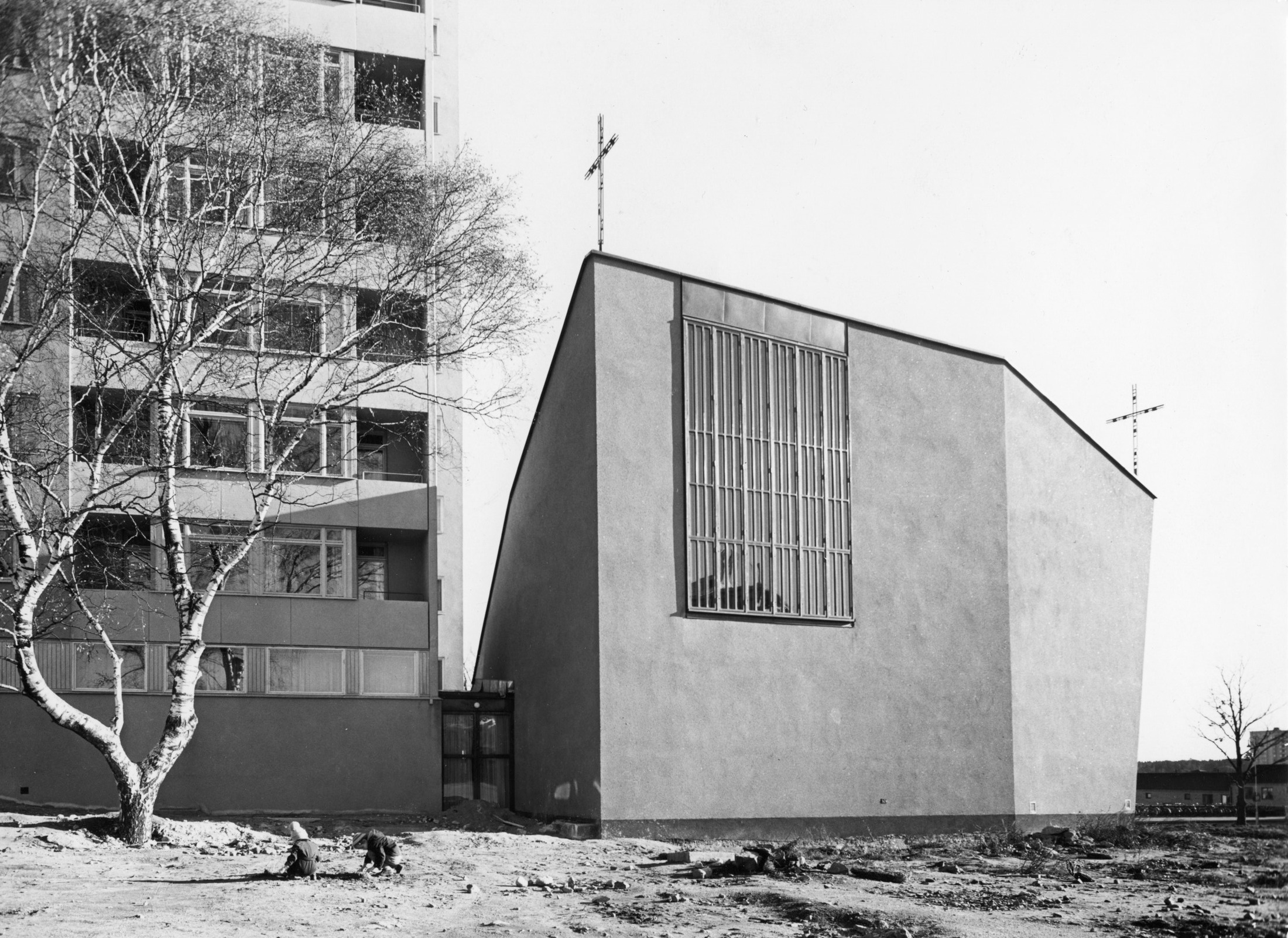 Västerortskyrkan i Vällingby, till vänster det hyreshus som byggdes samtidigt med kyrkan av församlingens pionjärer