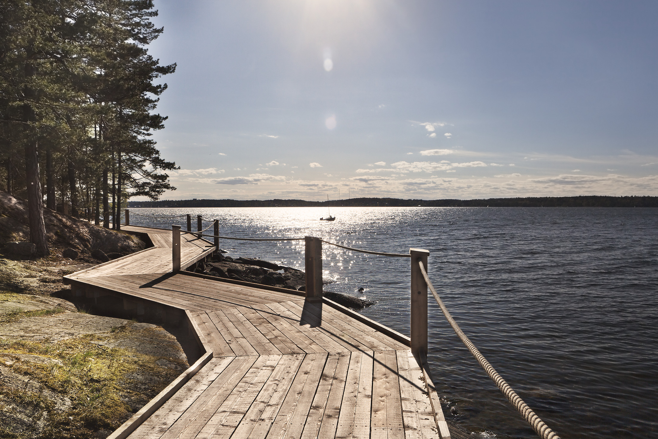 Strandpromenaden i trä längs vattnet vid konsthallen Artipelag på Värmdö.