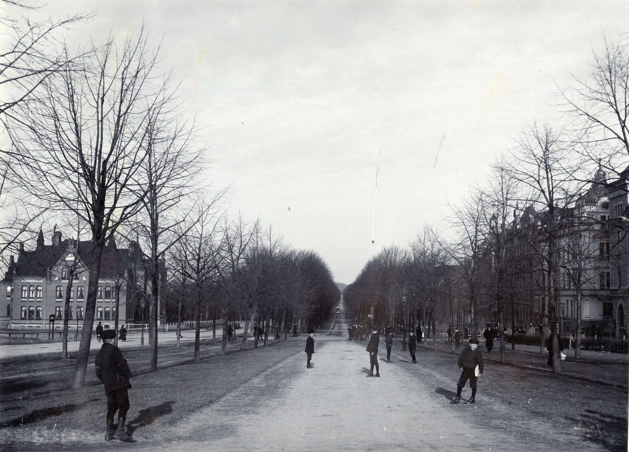 Gammalt foto i svartvit från Östra promenaden i Norrköping.