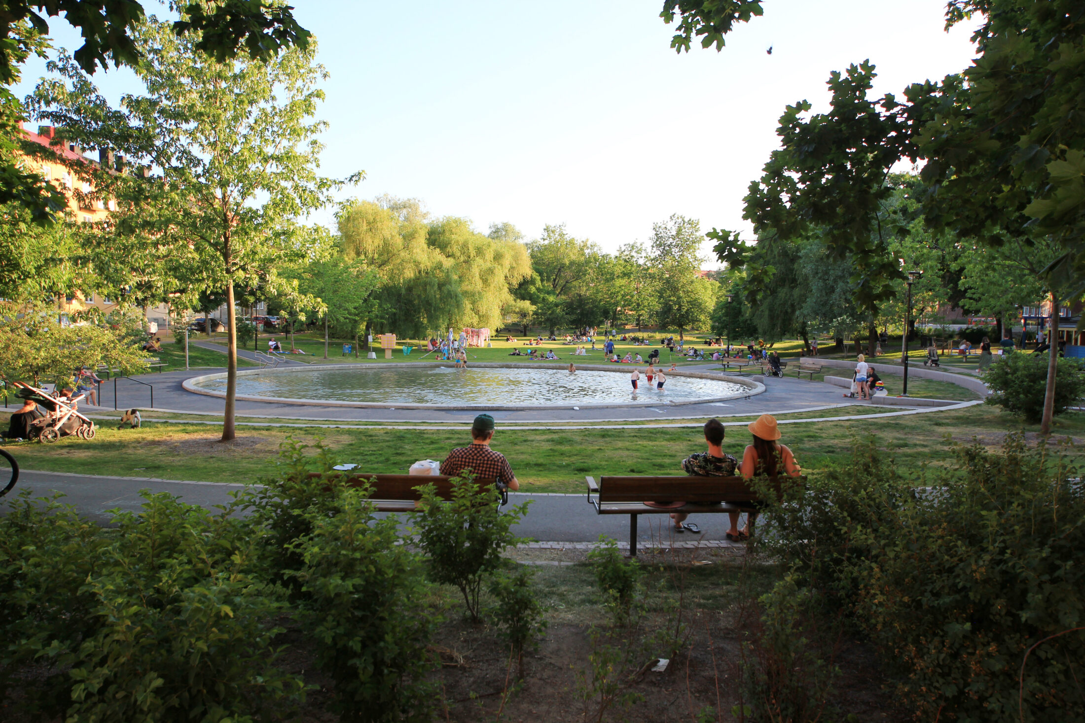 Lek för stora och små i Svandammsparken i Midsommarkransen, Stockholm