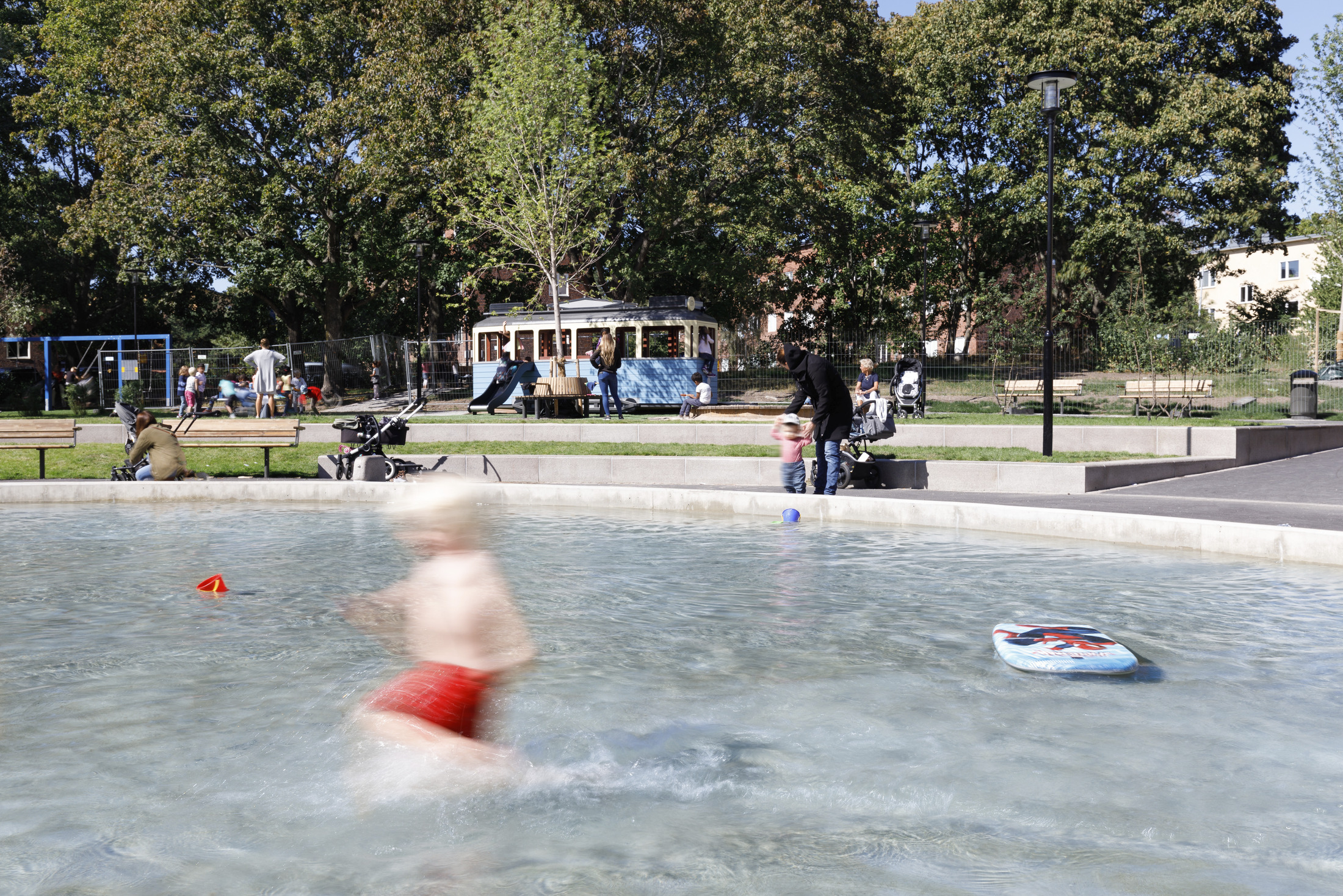 Bad i plaskdammen i Svandammsparken, Midsommarkransen i Stockholm