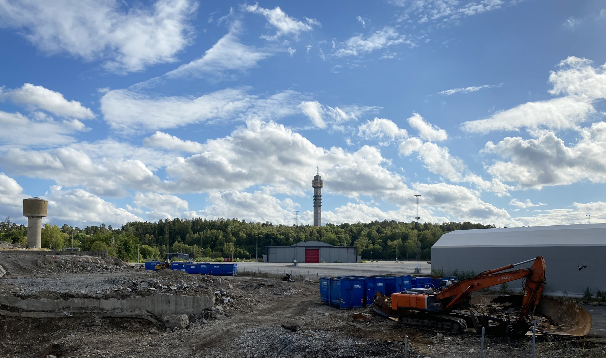 Loudden med Kaknästornet och en hangar.