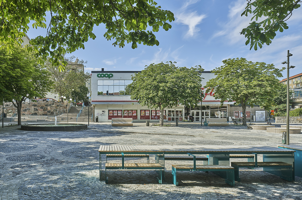 Kärrtorp Centrum, långbord torgyta foto