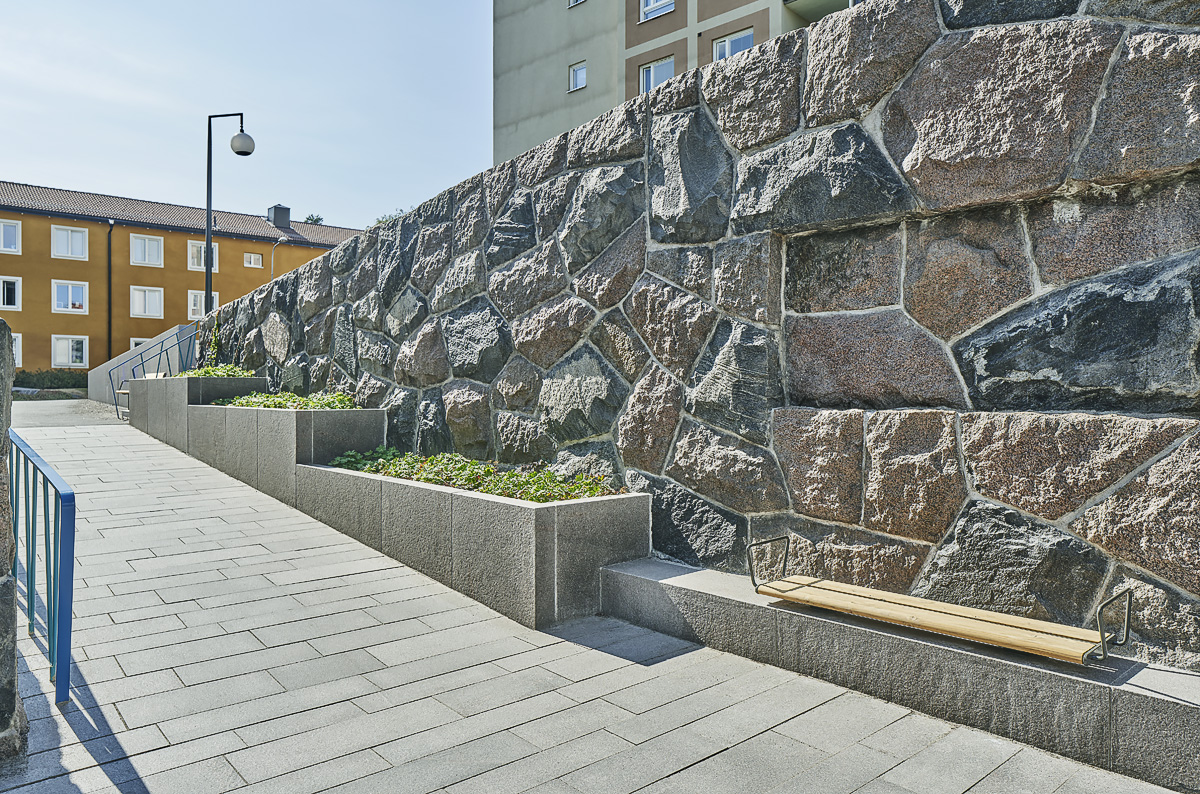 Kärrtorp Centrum, ramp blomlådor granit