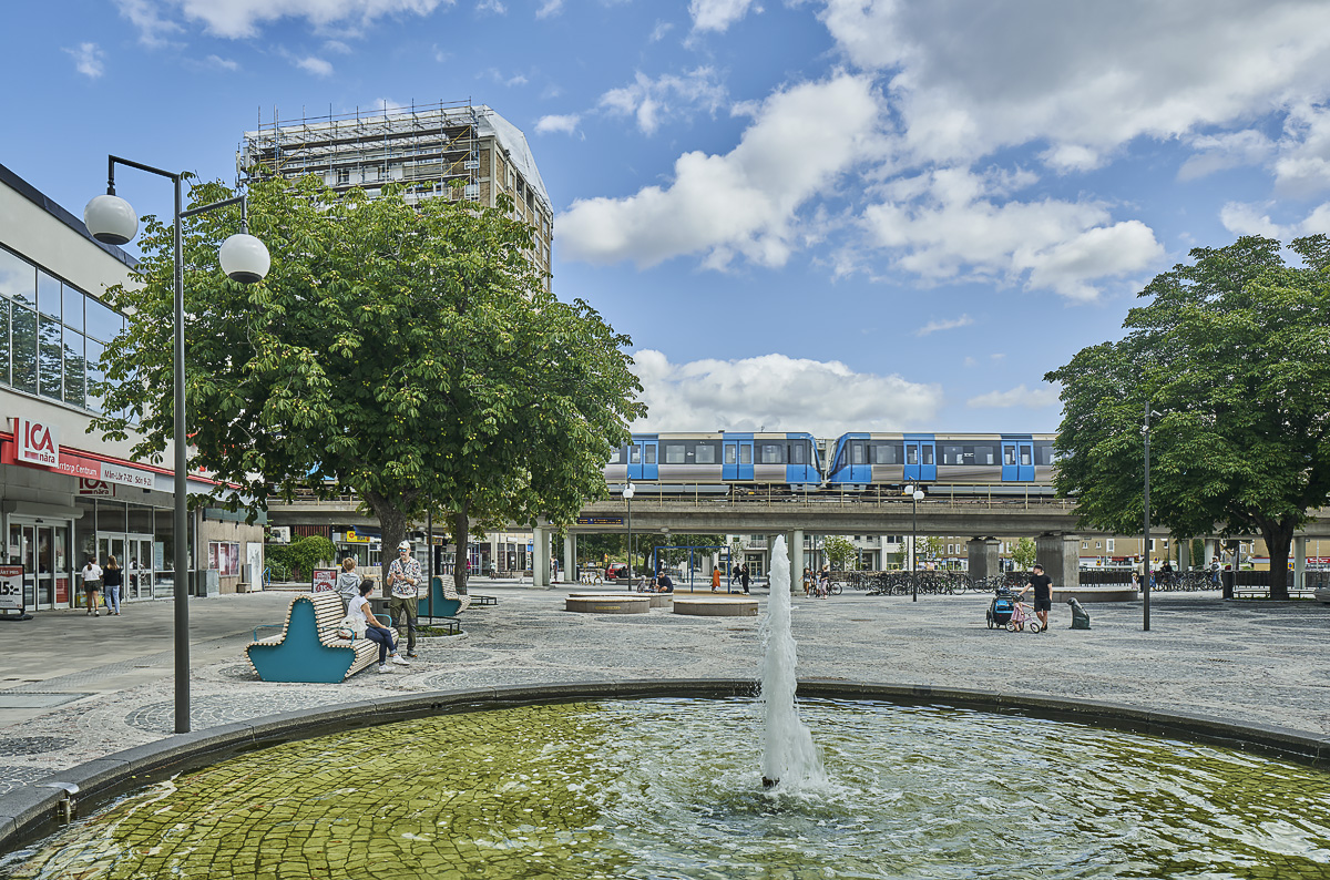 Kärrtorp centrum fontän tunnelbana i bakgrunden foto Åke Eson