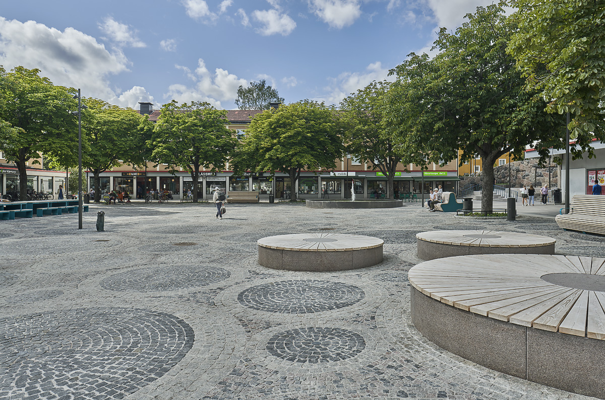 Kärrtorp centrum markbeläggning torgyta foto Åke Eson