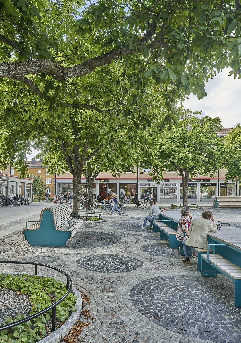 Kärrtorp centrum bänkar långbord foto Åke Eson