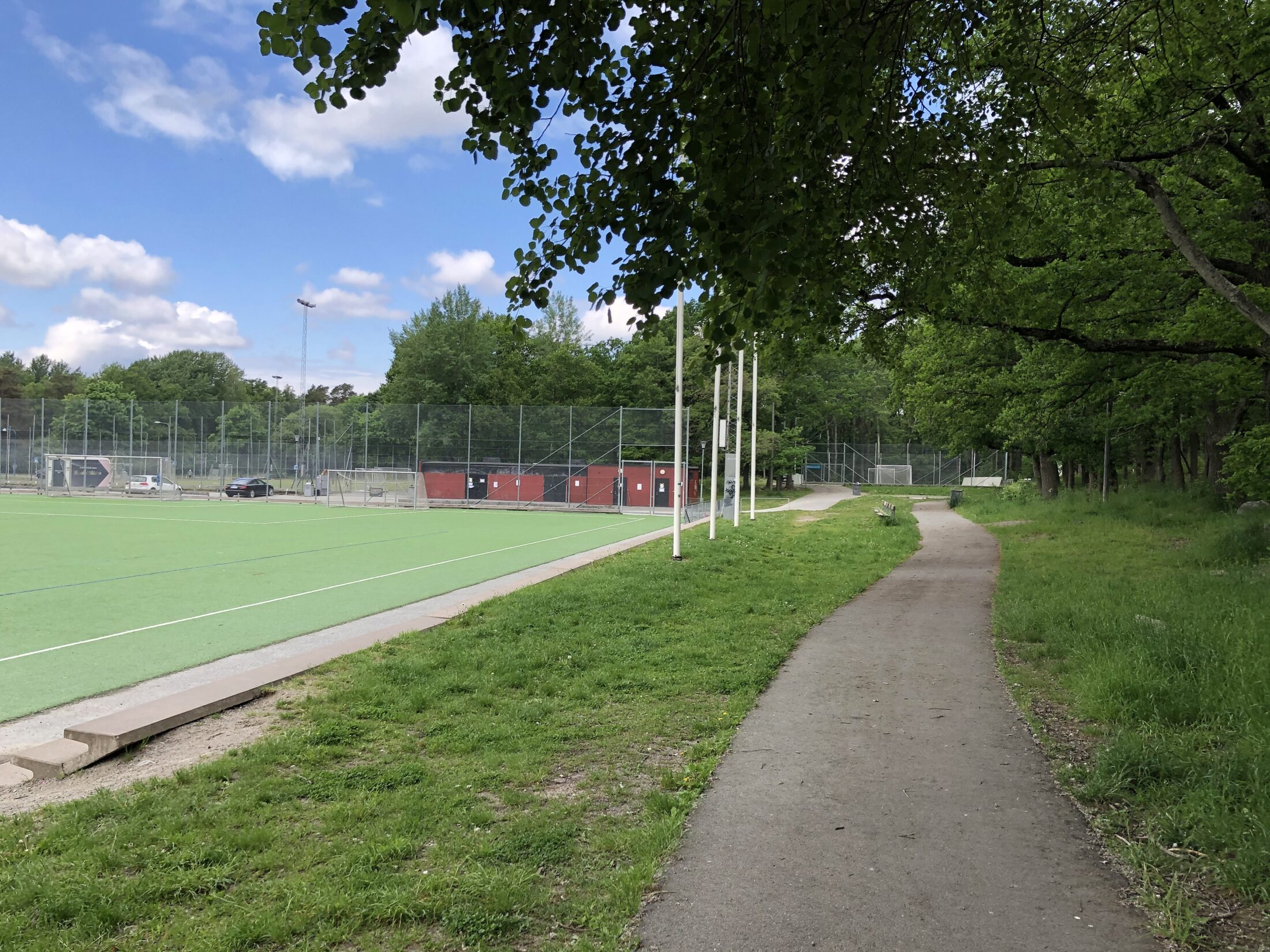 Bollplanen och gångstråket längs Hägerstensåsen i Mellanbergsparken