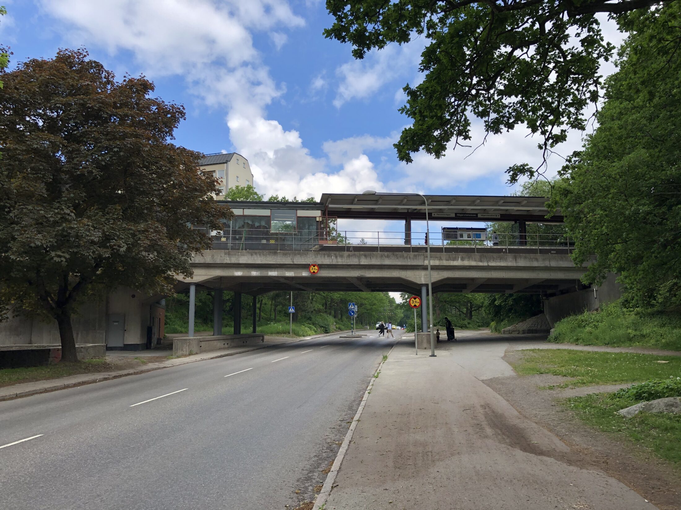 Personnevägen med tunnelbanebron över vägen