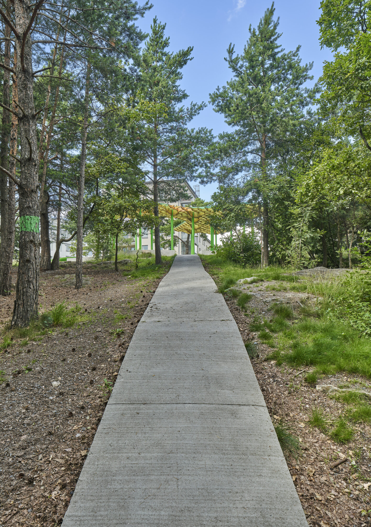 Betongstig med skärmtak i fonden. Årstabergsparken, Stockholm, foto Åke E:son Lindman