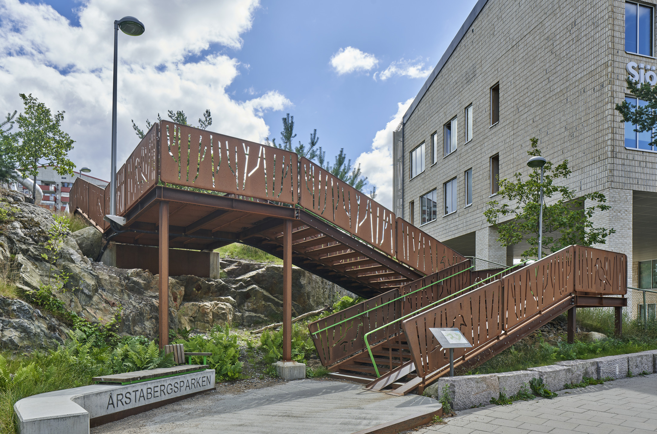 Årstabergsparken, Stockholm, trappor längs bergig slänt.