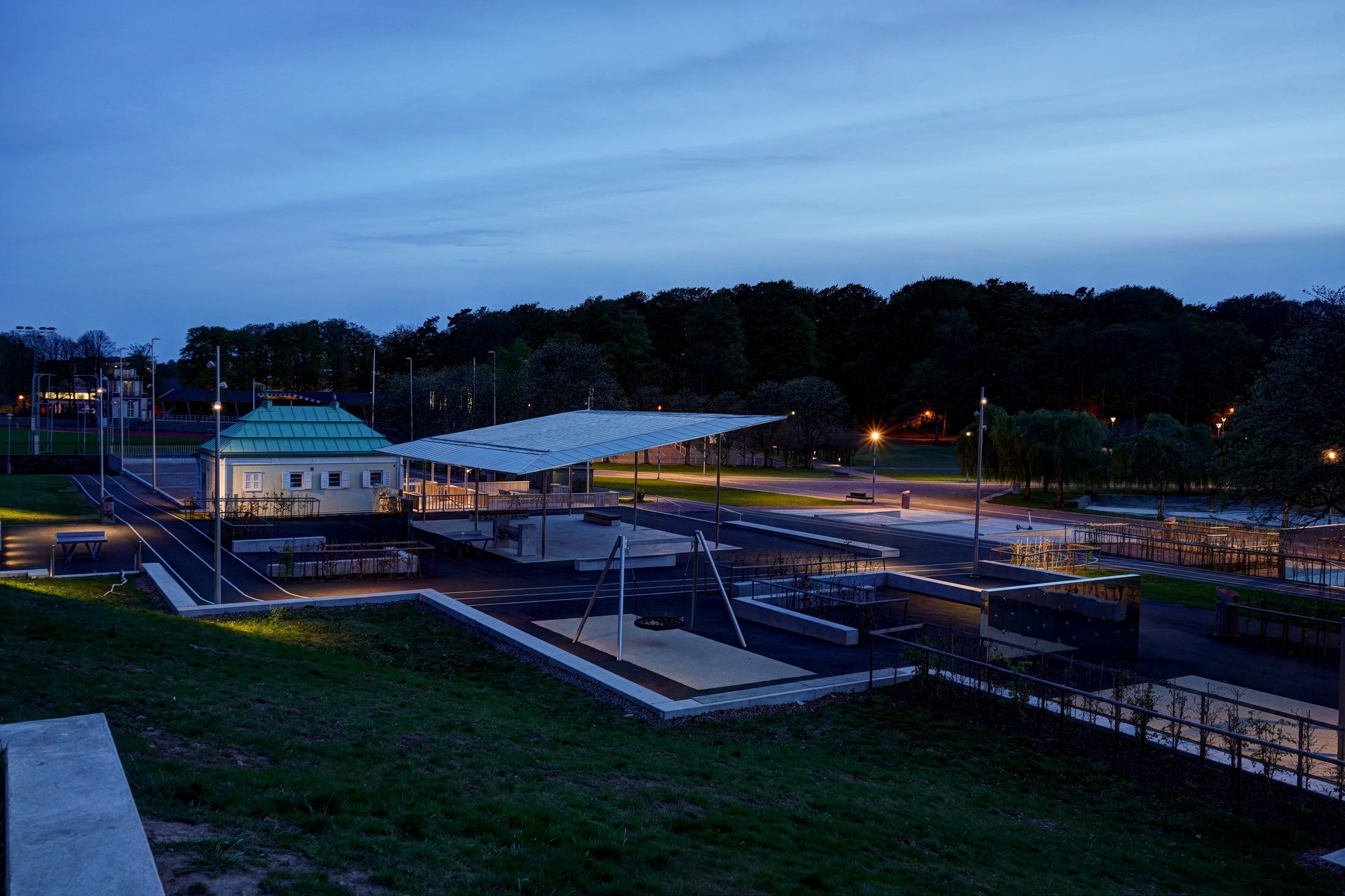 Slottsskogsvallens entrépark kvällsbild foto: Nicolas Philip, Nyréns Arkitektkontor