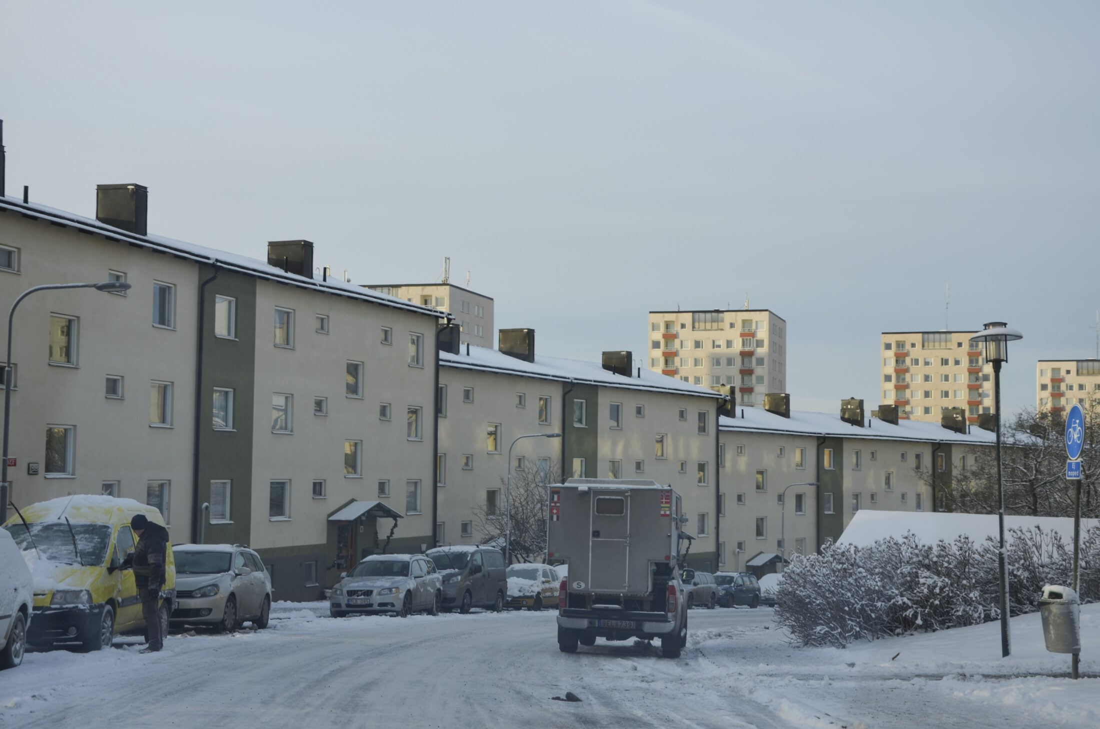 Kulturmiljöanalys Hagsätra och Rågsved. De huvudsakligen förekommande hustyperna kontrasterar mot varann.