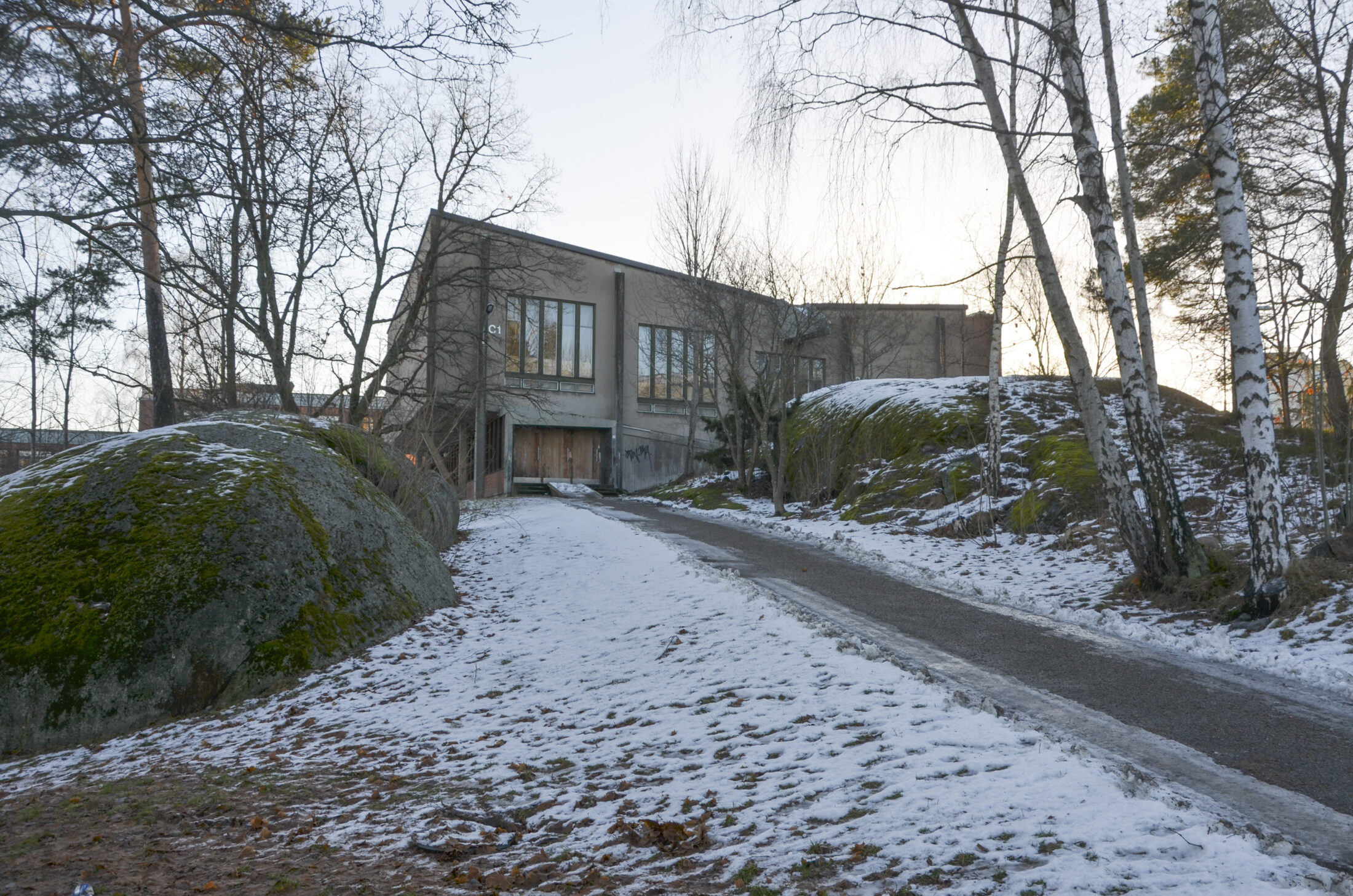 Hagsätraskolans speciella aula i för Sverige ovanlig betongbrutalistisk stil.