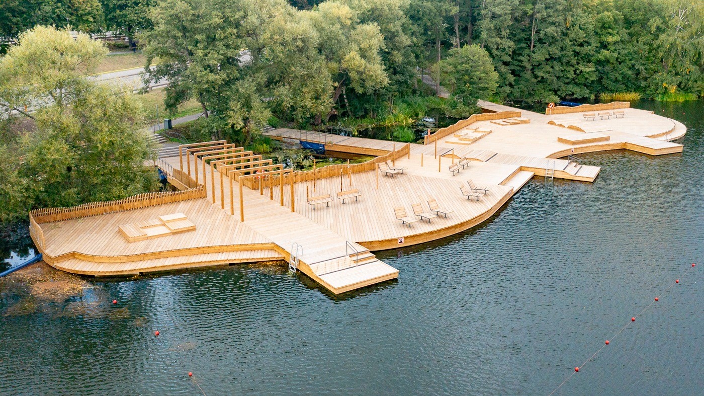 Bryggdäck i Kyrkviken. Foto: Tomas Klomp. Nyréns landskapsarkitekter