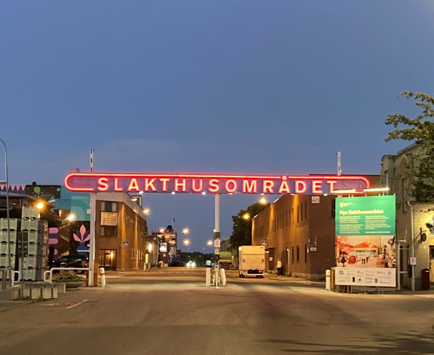 Neonskylt i röd text vid entrén till Slakthusområdet i Stockholm. Foto: Petra Lindeqvist, Nyréns Arkitektkontor