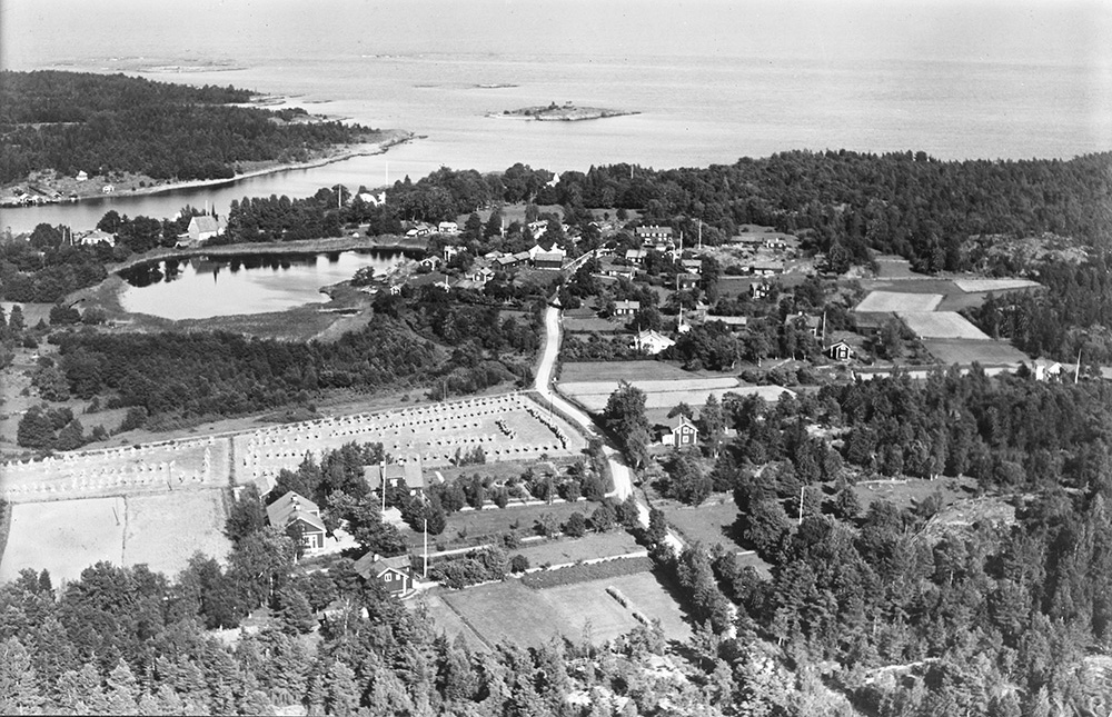 Grisslehamn. Flygfoto över Grisslehamn, södra hamnen. Ahrensbergs flyg. Källa Stockholms läns museum