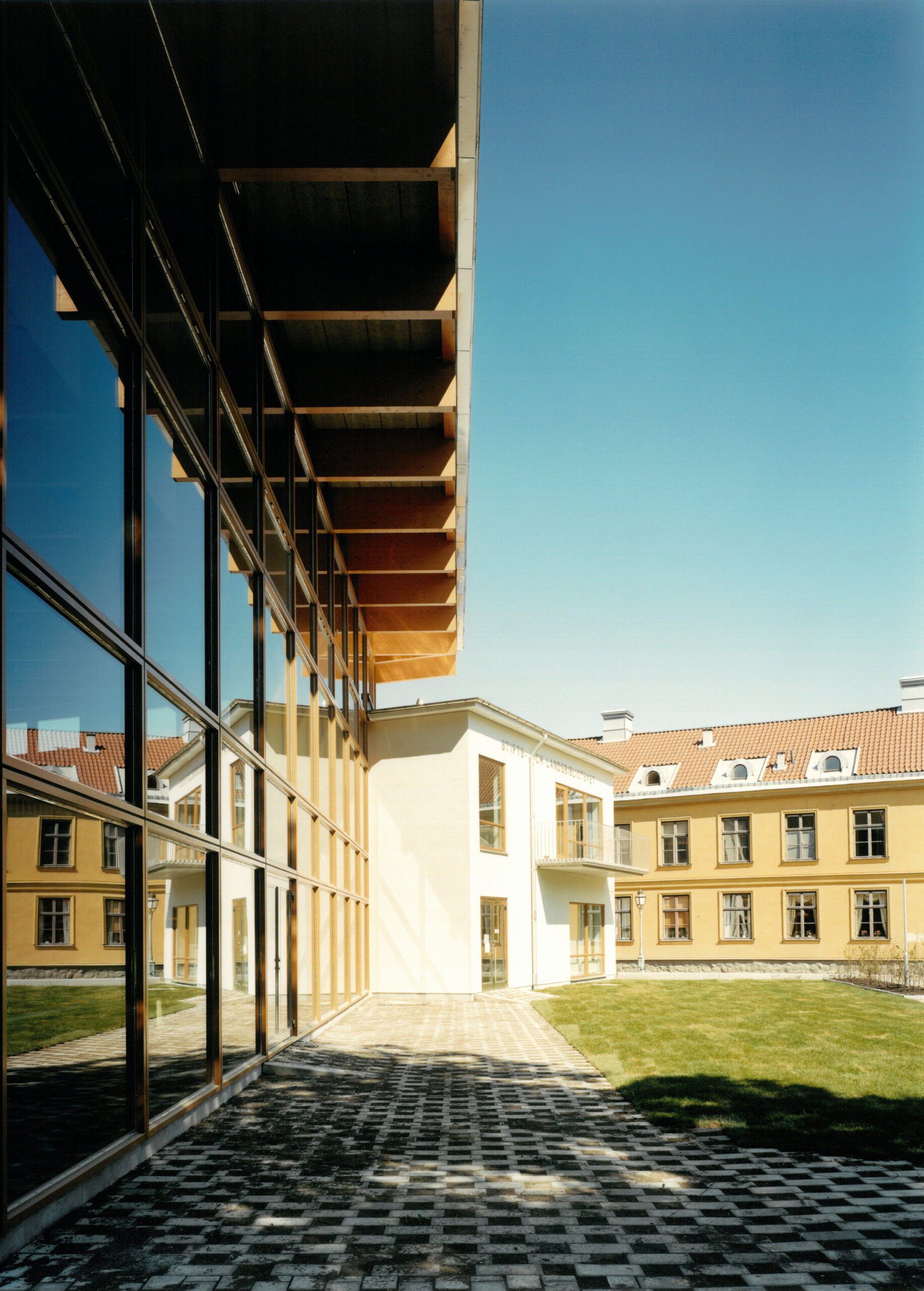 Linköpings bibliotek, Linköping. Nyréns arkitekter, inredningsarkitekter, och landskapsarkitekter, 2000